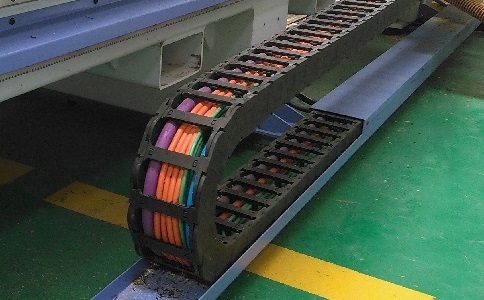 電纜、氣管、水管都可置于拖鏈中